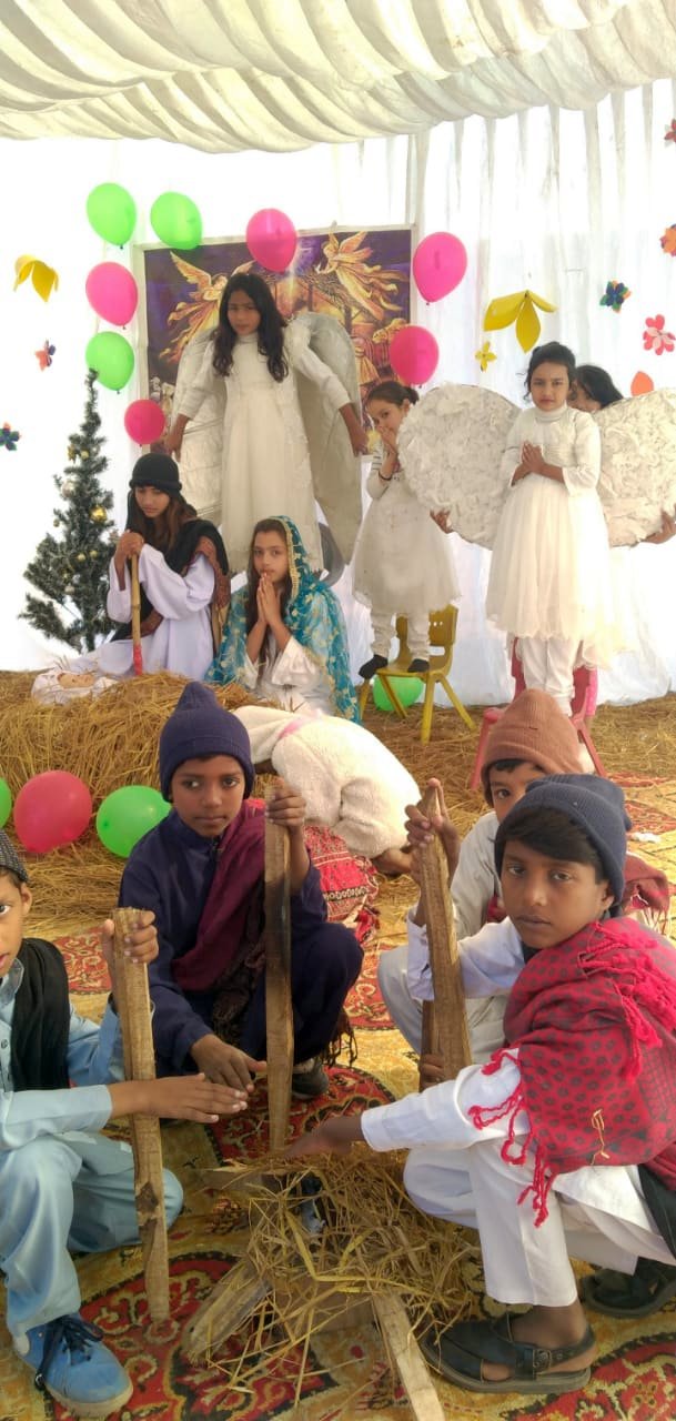 Bild vom Krippenspiel mit Kindern als Engel, Hirten und Maria und Josef verkleidet